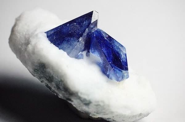 世界十大稀有宝石排行榜6,蓝锥矿